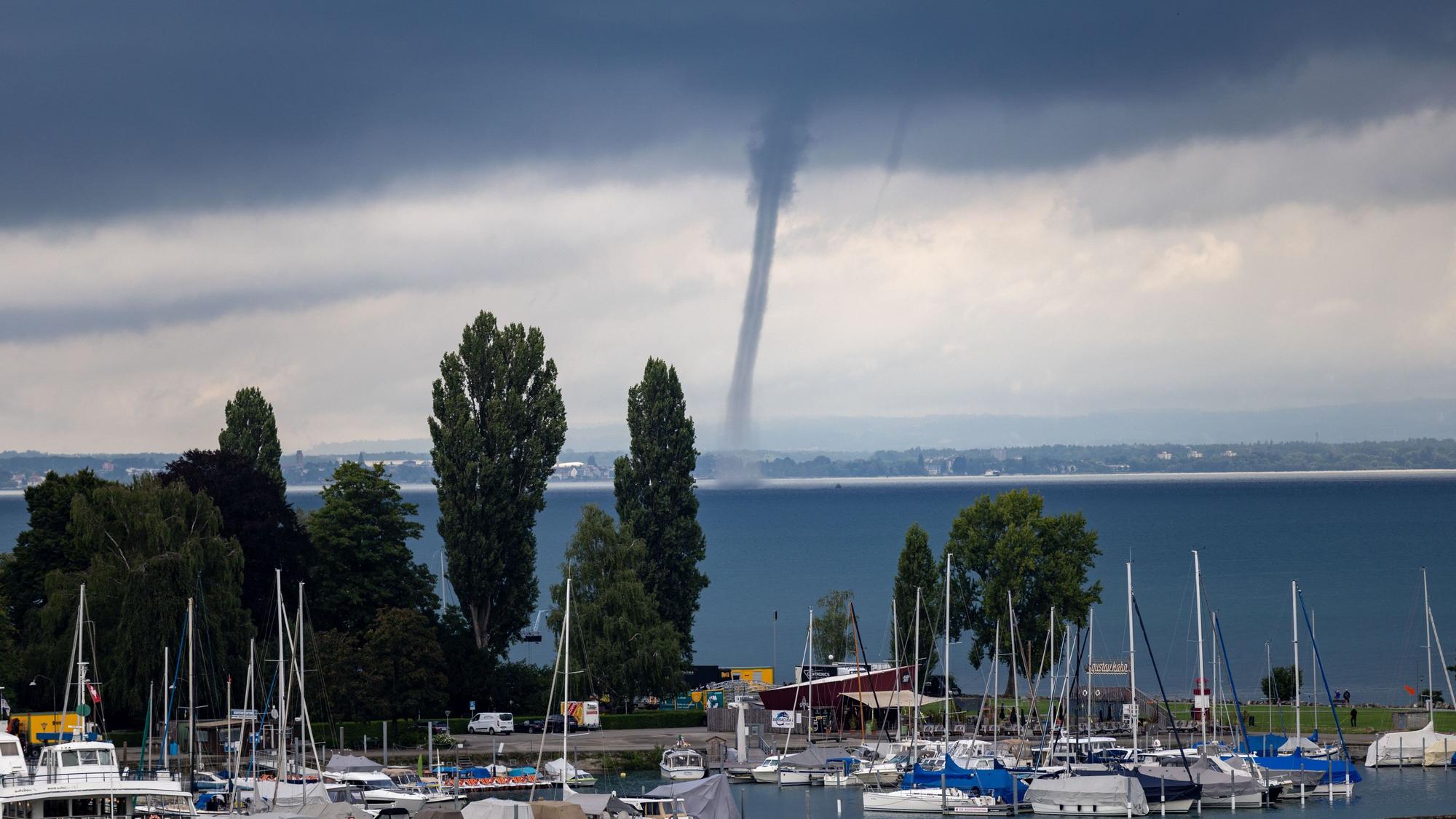 Eine Wasserhose zieht am Dienstag (29.7.25) über den Bodensee. Sie war nach Angaben des Deutschen Wetterdienstes etwa eine Stunde zu sehen.
