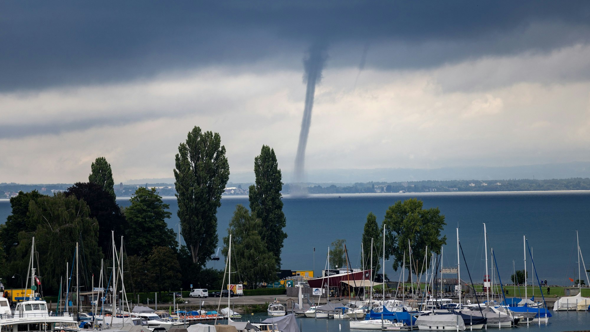 Eine Wasserhose zieht am Dienstag (29.7.25) über den Bodensee. Sie war nach Angaben des Deutschen Wetterdienstes etwa eine Stunde zu sehen.