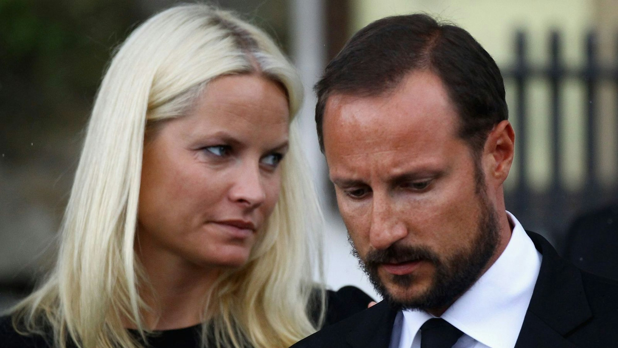 Kronprinzessin Mette-Marit und Kronprinz Haakon blicken zur Seite.