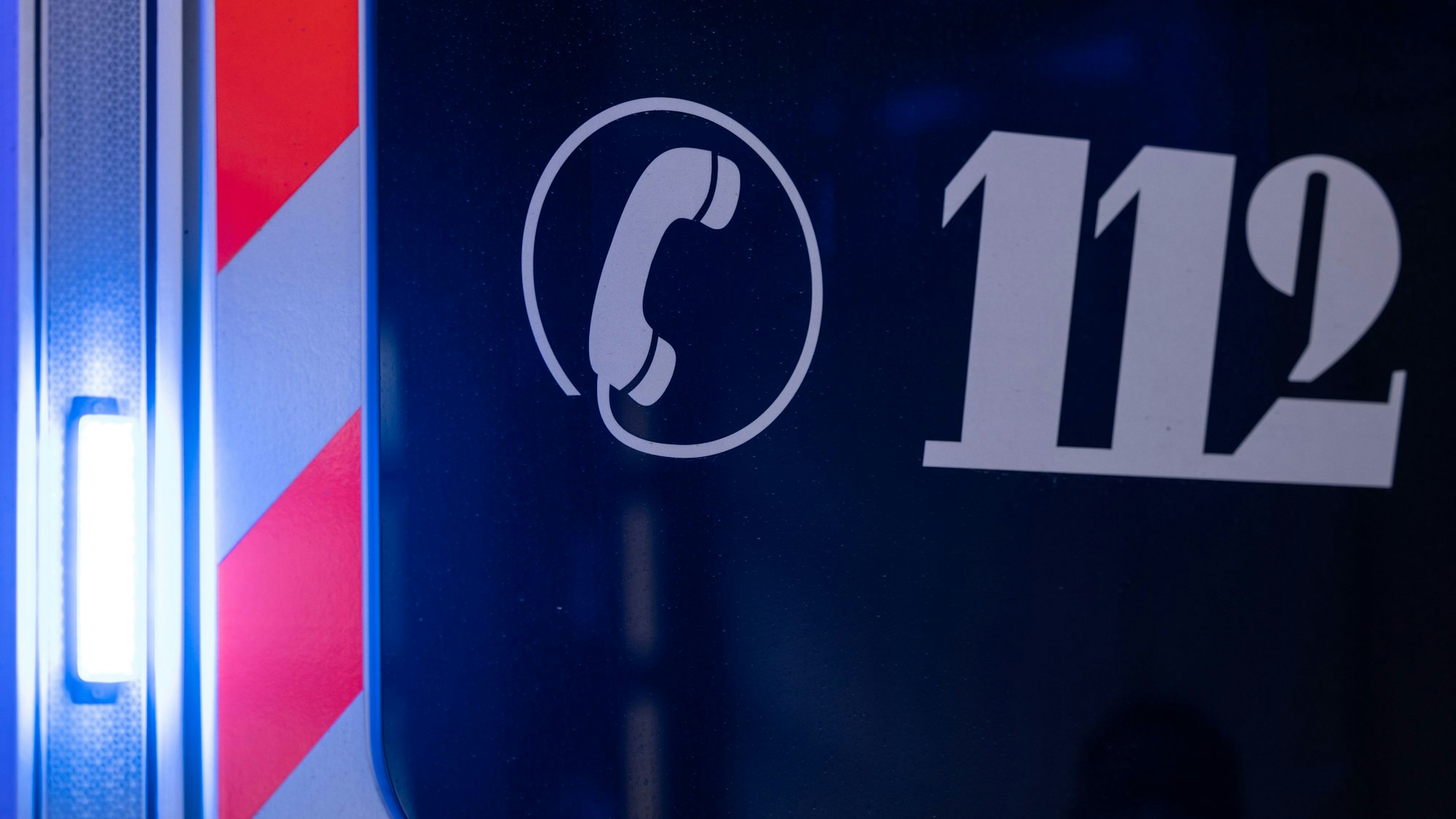 Die Notfallnummer 112 steht auf einem Rettungswagen