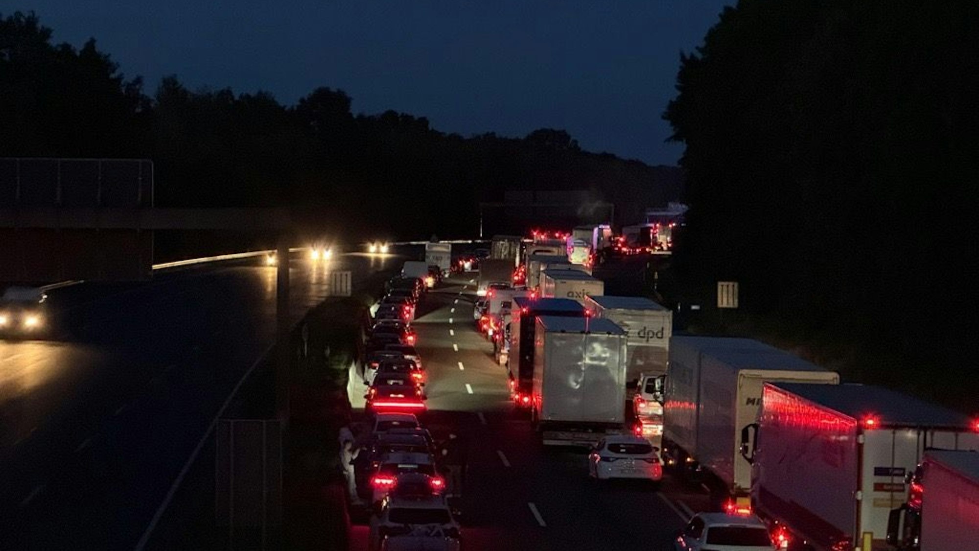Stau auf der A1 Richtung Leverkusen nach einem Unfall mit einem Pkw und einem Lkw