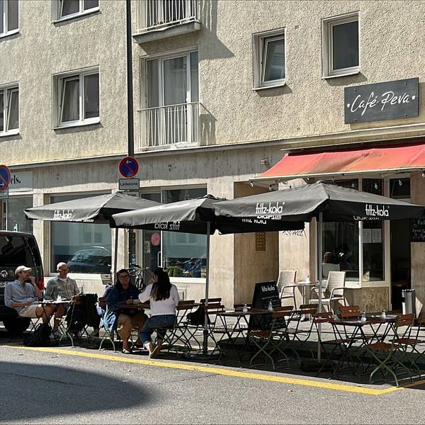 Das Café Peva in der Südstadt in Köln von außen.