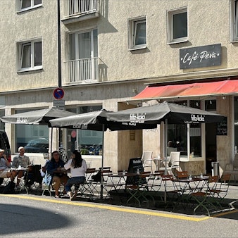 Das Café Peva in der Südstadt in Köln von außen.