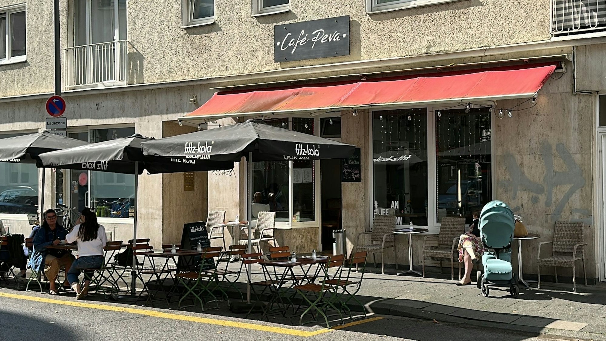 Das Café Peva in der Südstadt in Köln von außen.