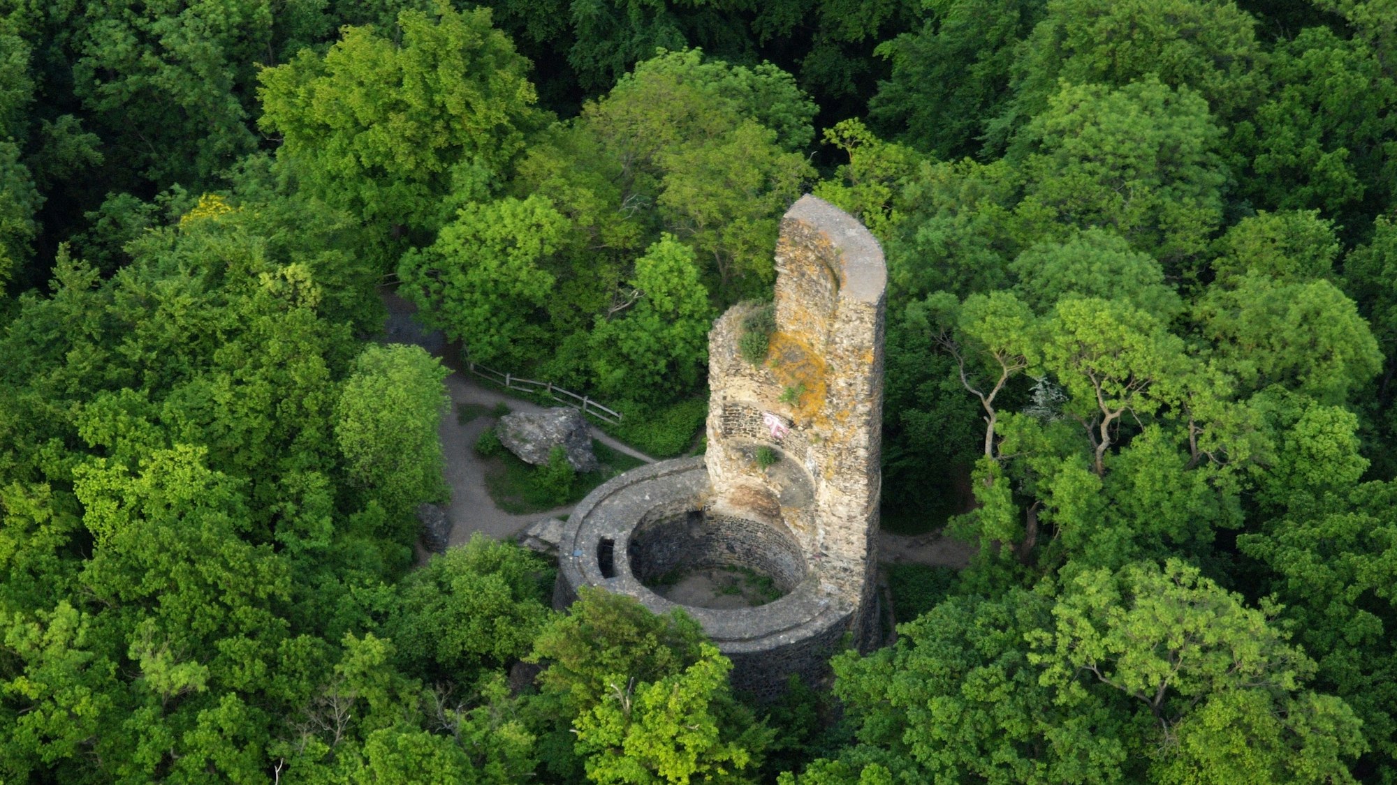 Tomburg mit Bäumen drumherum. Von oben hat man eine schöne Weitsicht.