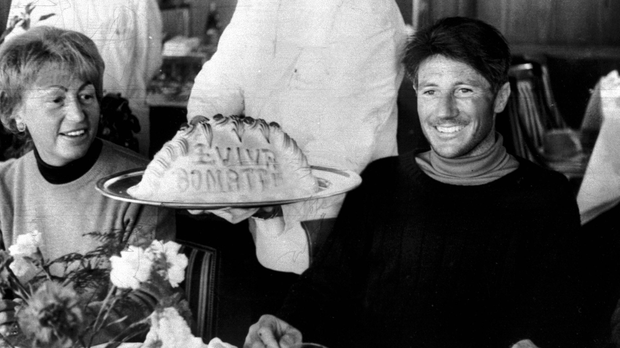 Walter Bonatti und seine Frau auf einer Feier.