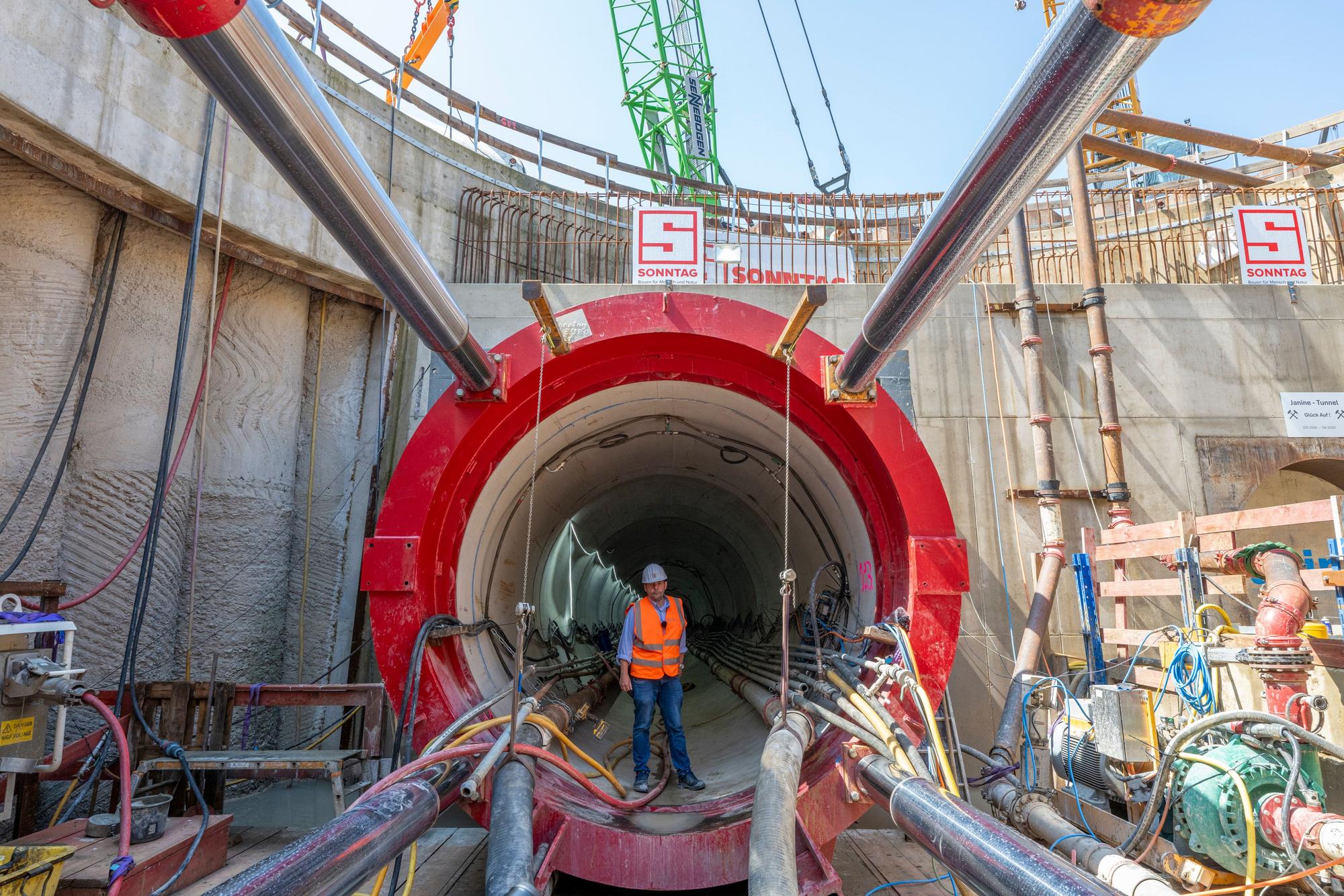 29.07.2025, Köln: Christian Kunze ist der Projektleiter. Durch den neuen Tunnel unter dem Rhein soll künftig Abwasser fließen. Die Stadtentwässerungsbetriebe bauen einen neuen Rheindüker zwischen Stammheim und Niehl. Foto: Uwe Weiser