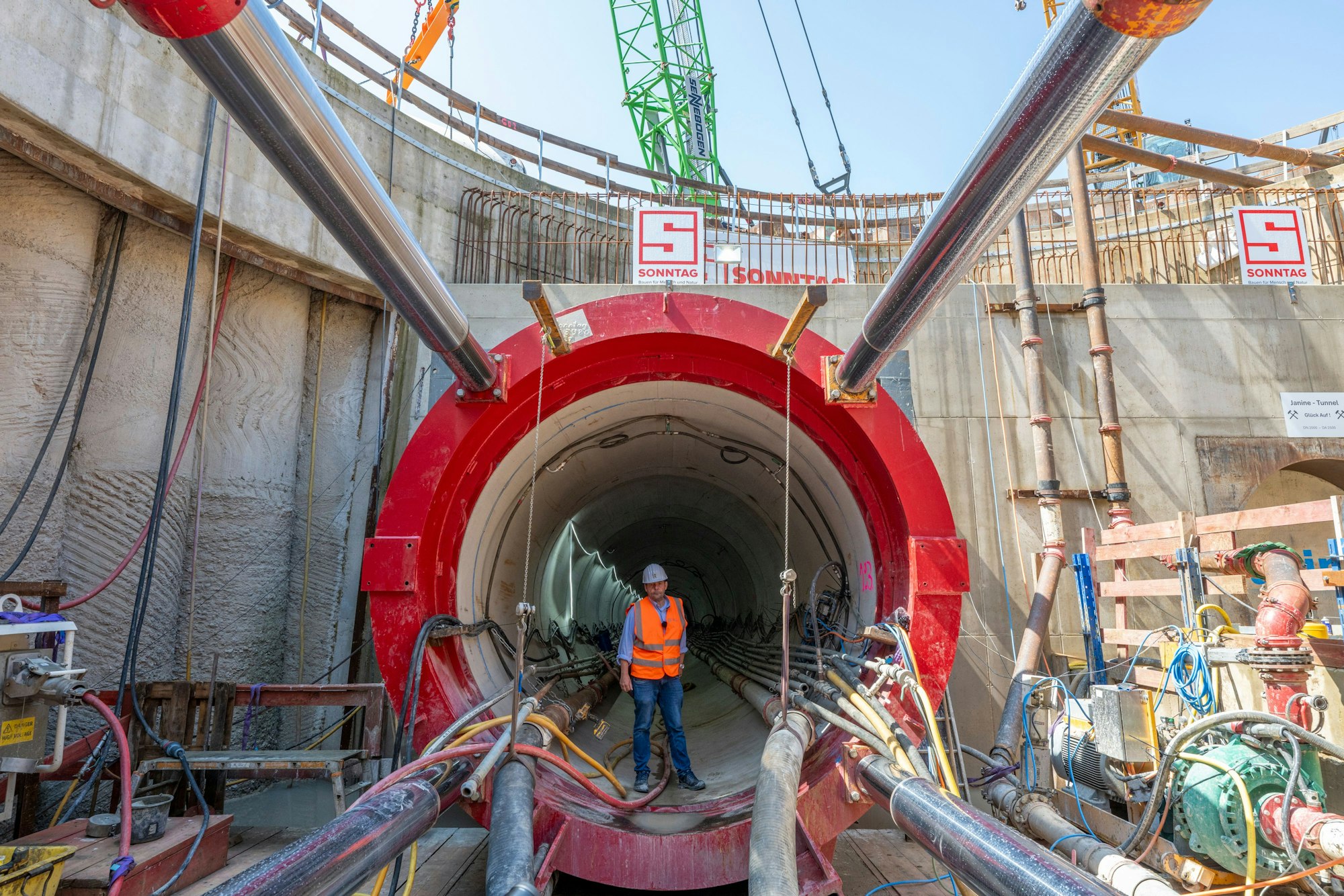 29.07.2025, Köln: Christian Kunze ist der Projektleiter. Durch den neuen Tunnel unter dem Rhein soll künftig Abwasser fließen. Die Stadtentwässerungsbetriebe bauen einen neuen Rheindüker zwischen Stammheim und Niehl. Foto: Uwe Weiser