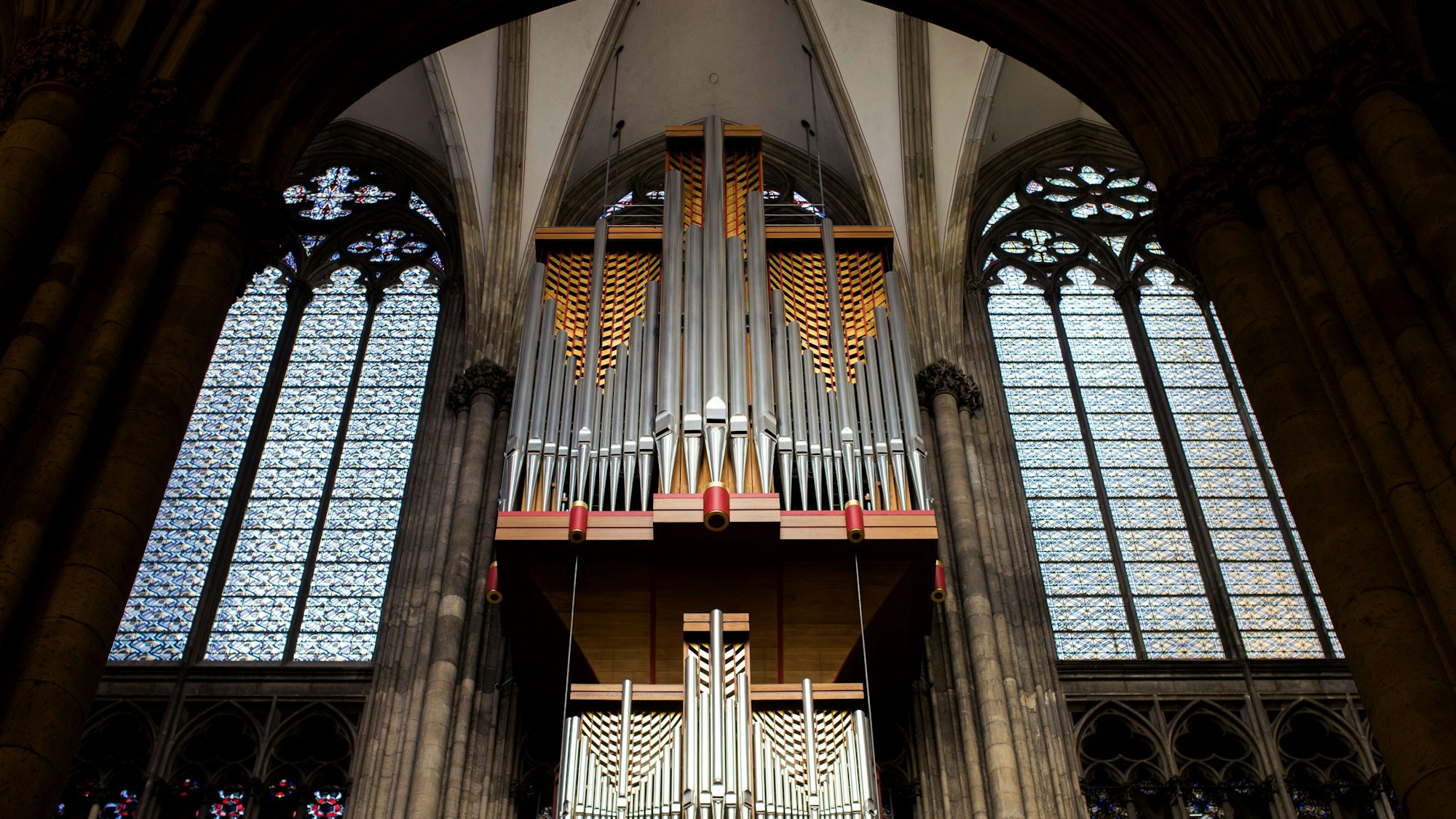 Das Bild zeigt die sogenannte Schwalbennestorgel von der Firma Orgelbau Klais im Kölner Dom. Foto: Rolf Vennenbernd/dpa