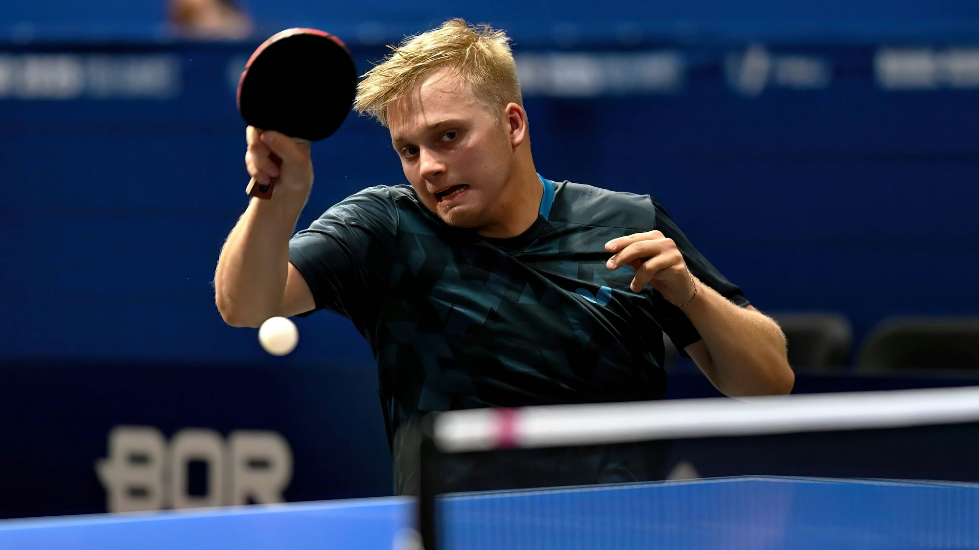Junge spielt Tischtennis (Symbolbild). Am 3. August findet in Köln-Ehrenfeld ein offenes Tischtennis-Turnier statt.