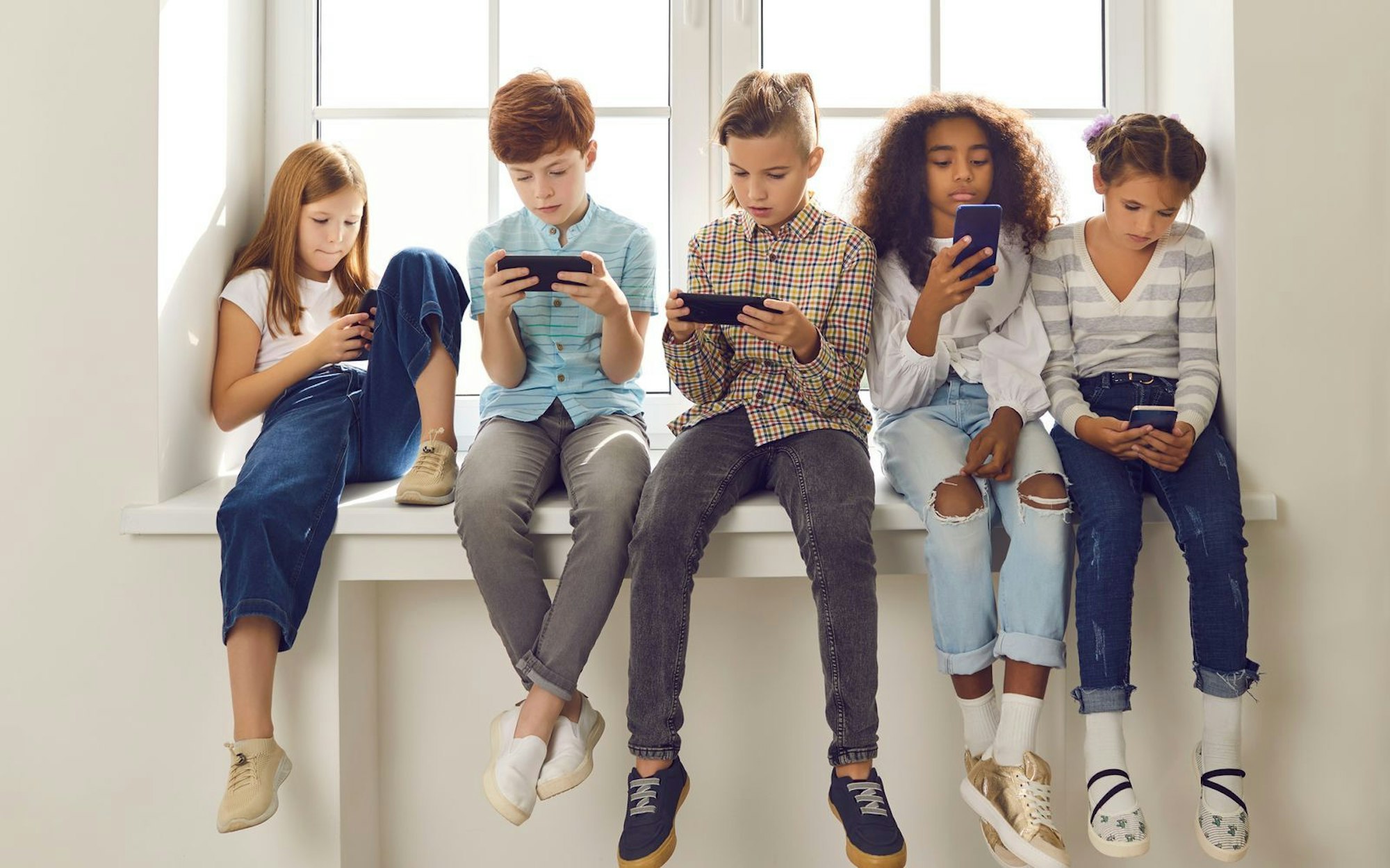 Für viele Kinder gehört das Smartphone inzwischen selbstverständlich zum Alltag. (Bild: Lacheev)