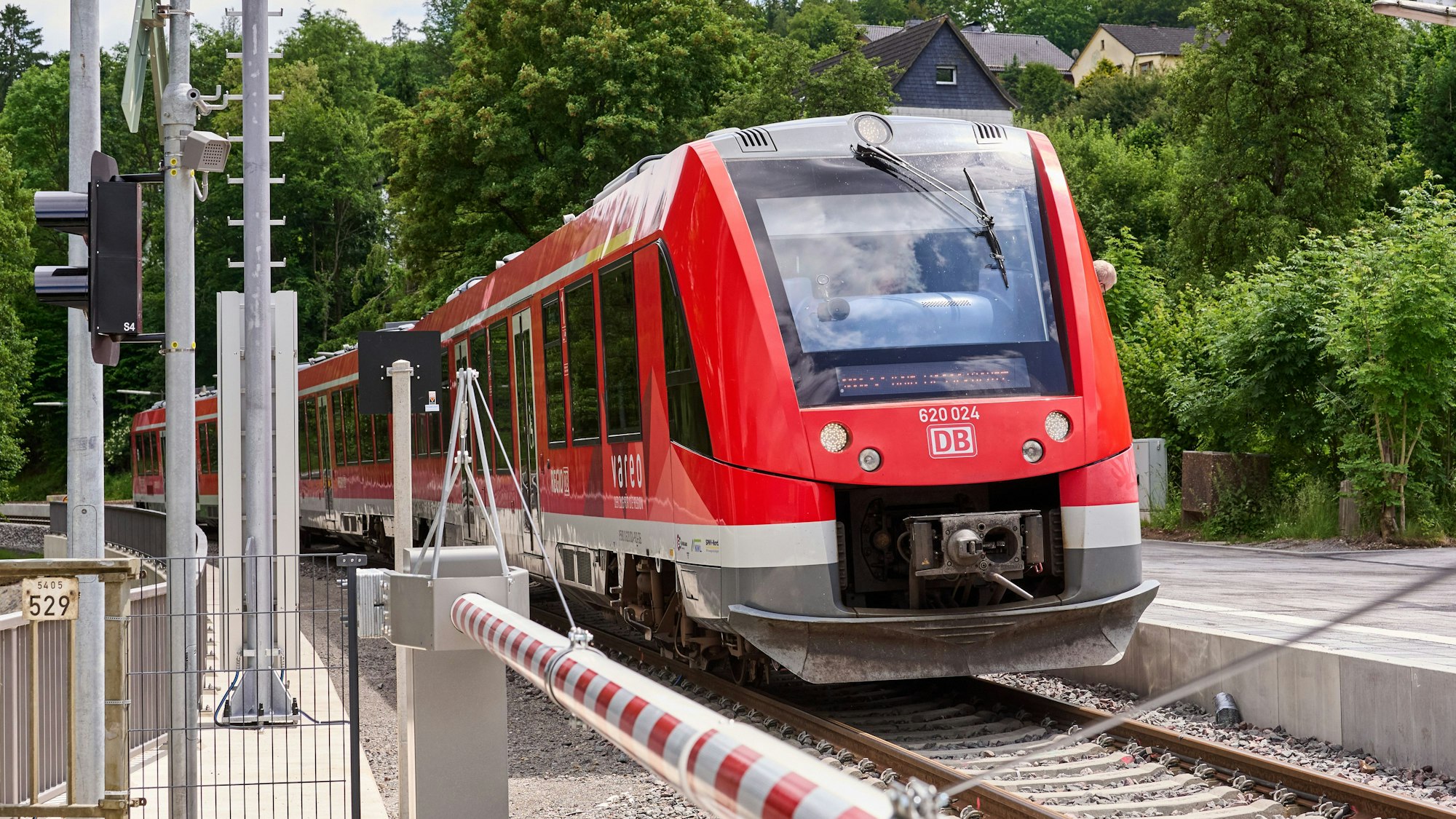 Eine Regionalbahn an einem Übergang (Symbolfoto).