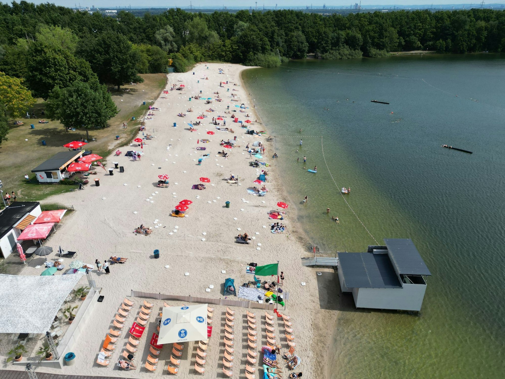 Immer wieder Badewetter im Juli: 197 Sonnenstunden zählte der DWD in NRW, etwa hier an einem See in Hürth. (Archivbild)