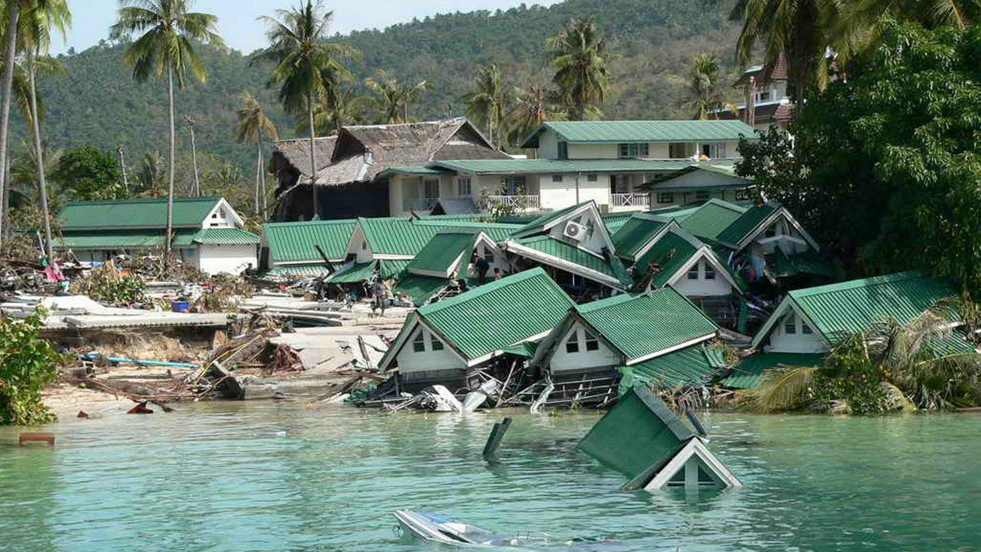 Ein Tsunami zerstört am 26.12.2004 am Strand gelegene Bungalows auf der Insel Phi Phi in Thailand. Bei der furchtbaren Tsunami-Katastrophe von 2004 kommen am zweiten Weihnachtstag mehr als 230.000 Menschen ums Leben. (Archivbild)