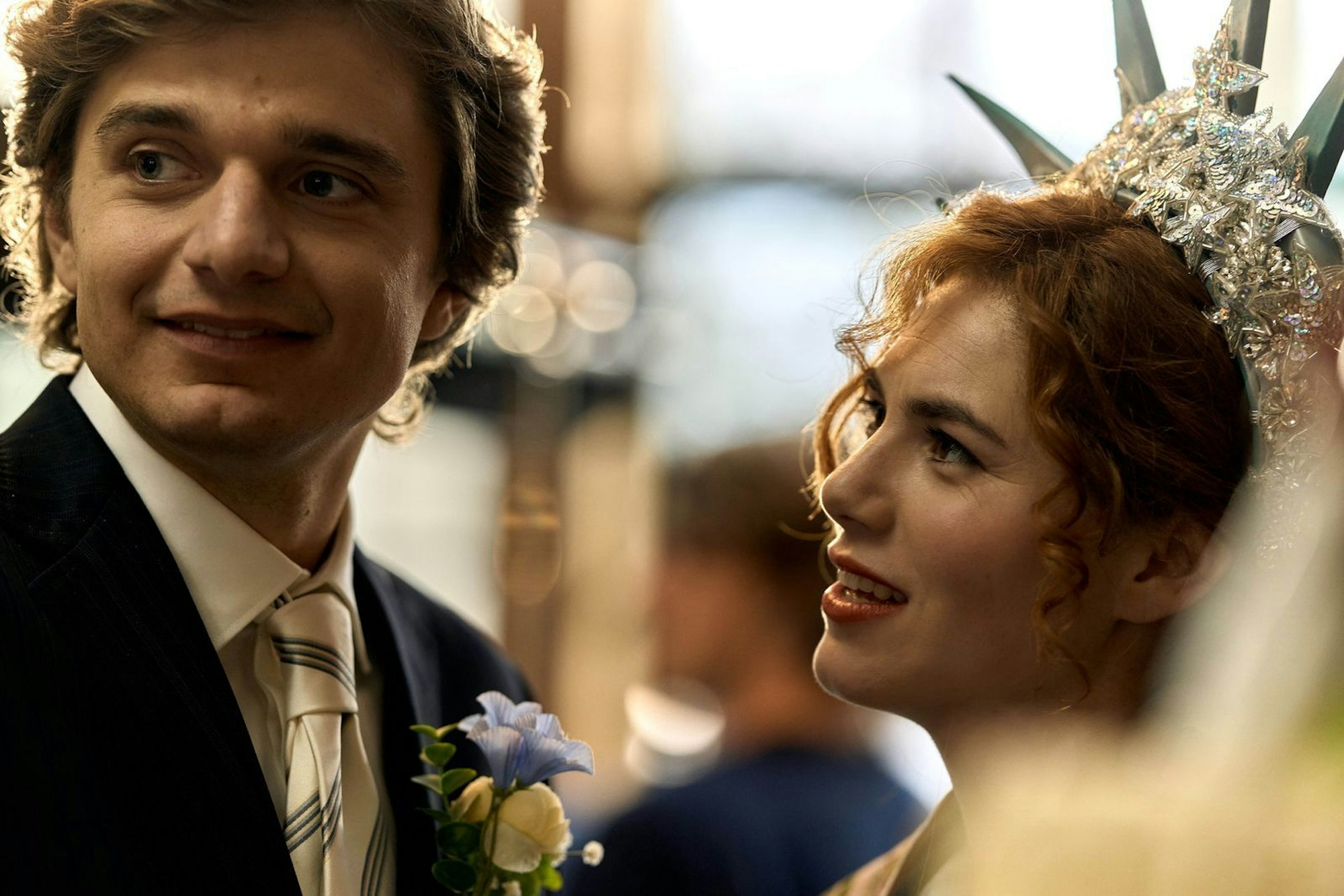 Emma (Hanna van Vliet) heiratet Sebastian (Chris Peters), mit dem sie nach New York ziehen wird. Kann der bodenständige Naturwissenschaftler mit dem rothaarigen Wirbelwind an seiner Seite mithalten? (Bild: © ZDF/Mark de Blok)