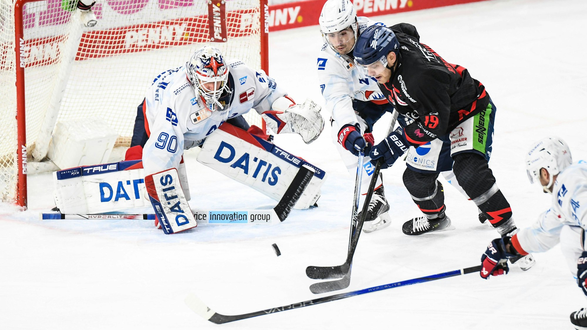 Straubing Tigers vs. Adler Mannheim, Eishockey, Deutsche Eishockey Liga, Penny DEL,33.Spieltag, Hauptrunde, Saison 2024 2025, 07.01.2025 Tim Brunnhuber Straubing Tigers mit der Chance vor Felix Brückmann Brueckmann Adler Mannheim, Eishockey Herren, Deutsche Eishockey Liga, Penny DEL, 33.Spieltag, Saison 2024 2025 am 07.01.2025 im Eisstadion am Pulverturm, Straubing Tigers schwarz gegen Adler Mannheim weiss *** Straubing Tigers vs Adler Mannheim, Ice Hockey, German Ice Hockey League, Penny DEL,33 Matchday, Main Round, Season 2024 2025, 07 01 2025 Tim Brunnhuber Straubing Tigers with the chance in front of Felix Brückmann Brueckmann Adler Mannheim , Ice Hockey Men, German Ice Hockey League, Penny DEL, 33 Matchday, Season 2024 2025 on 07 01 2025 at Eisstadion am Pulverturm, Straubing Tigers black vs Adler Mannheim white