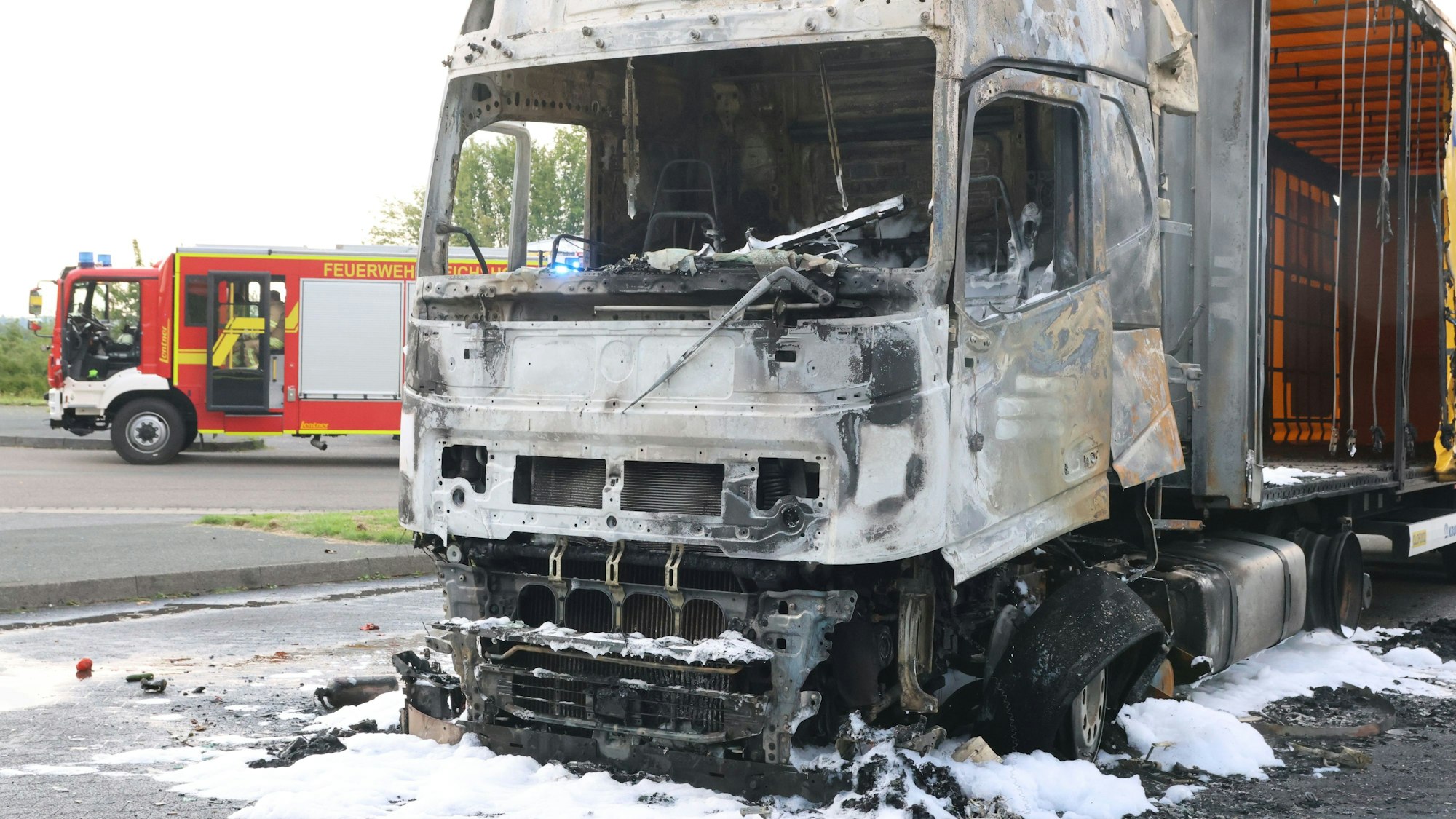 Ein ausgebrannter Lkw.