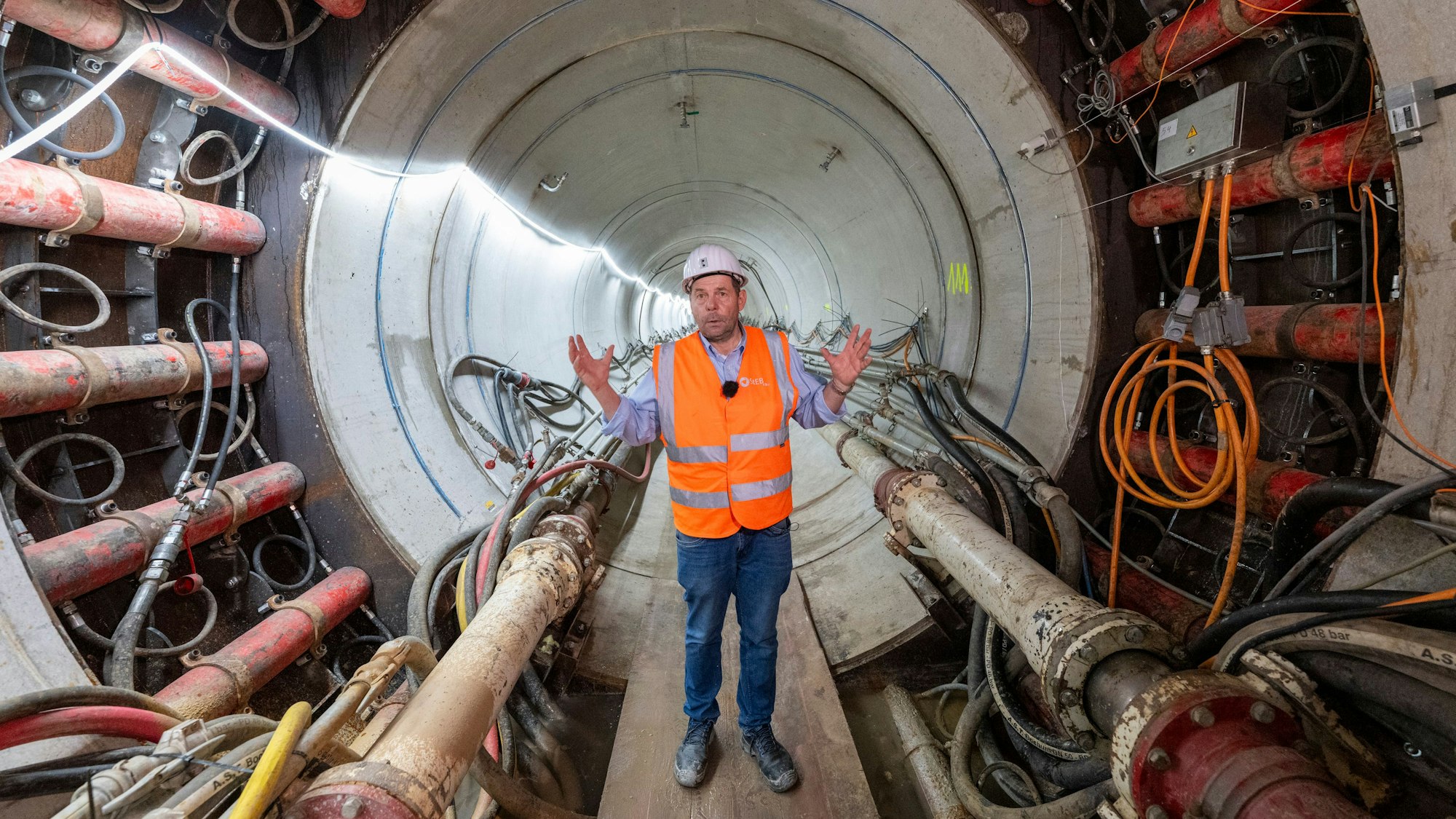 29.07.2025, Köln: Christian Kunze ist der Projektleiter. Durch den neuen Tunnel unter dem Rhein soll künftig Abwasser fließen. Die Stadtentwässerungsbetriebe bauen einen neuen Rheindüker zwischen Stammheim und Niehl. Foto: Uwe Weiser