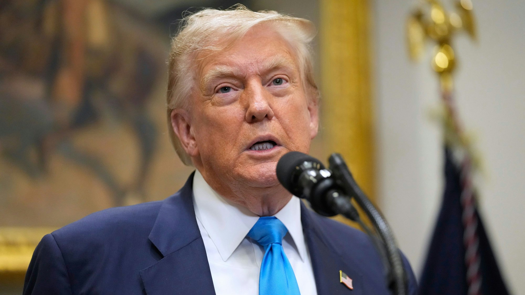 US-Präsident Donald Trump spricht im Roosevelt Room des Weißen Hauses. Die Epstein-Affäre setzt den 79-Jährigen weiter unter Druck.