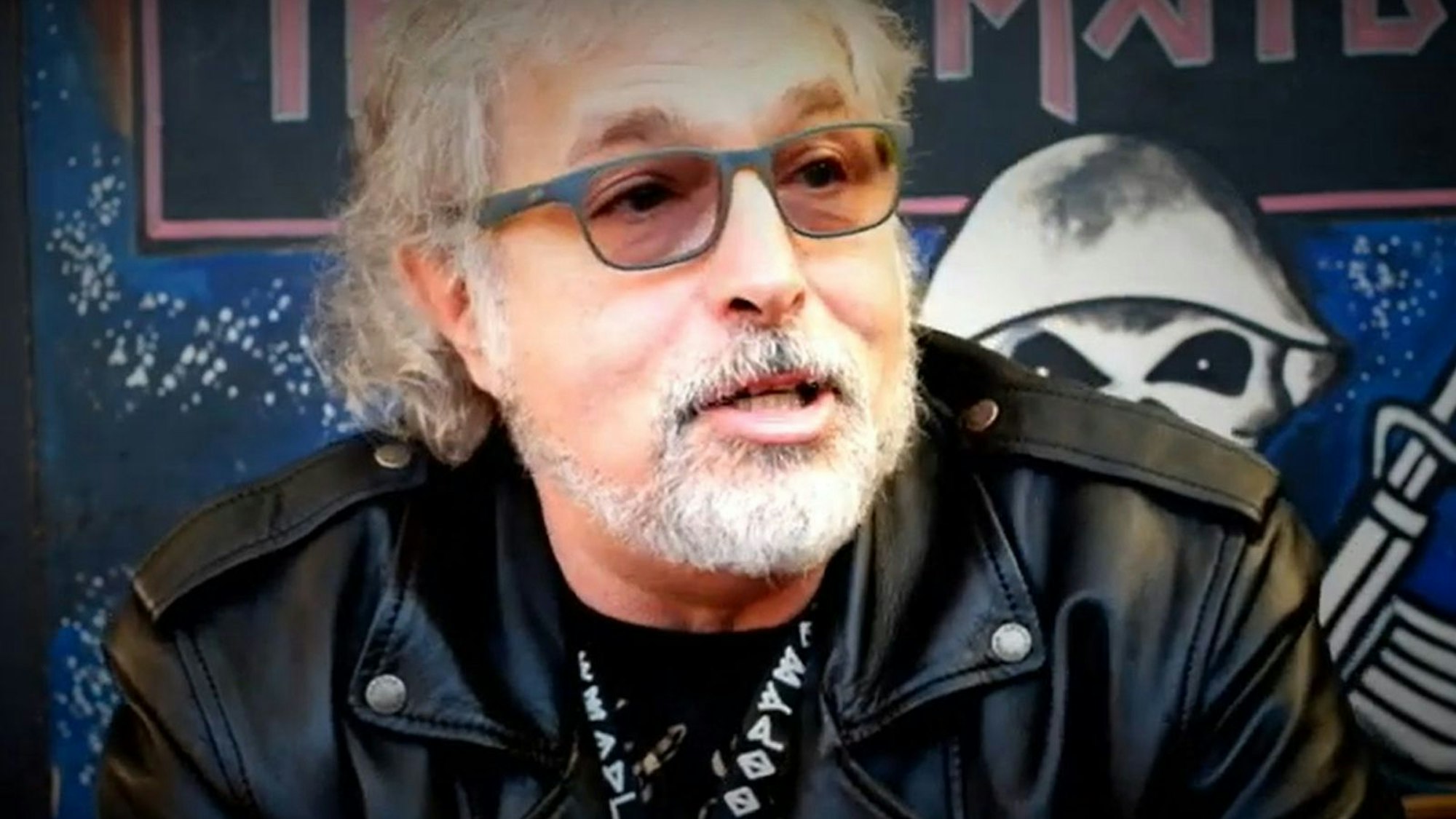 Für kurze Zeit war er Sänger von Iron Maiden, später feierte er Erfolge mit The Sweet: Paul Mario Day ist tot. (Bild: Youtube / Metal Talk)