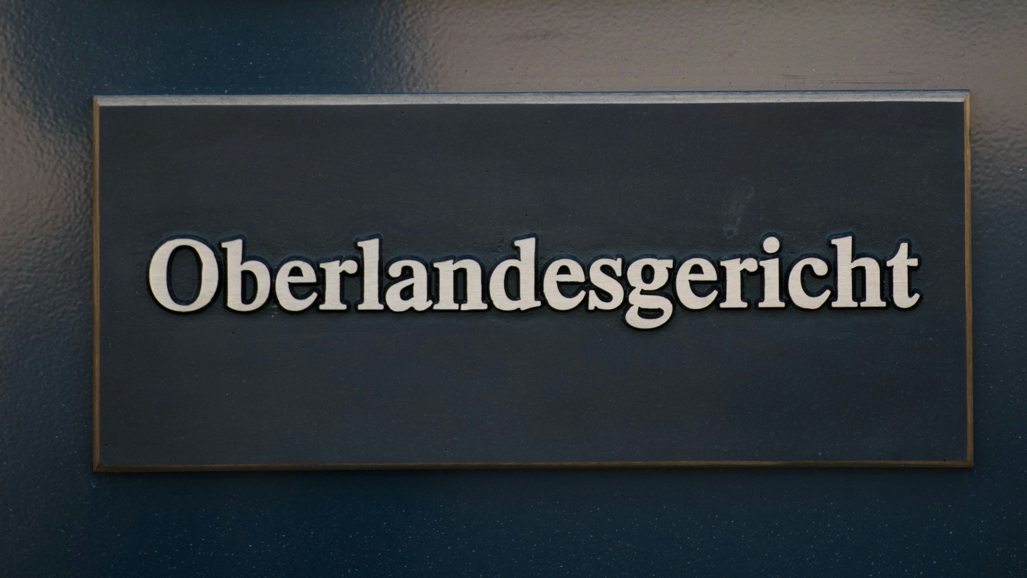 Das Außenschild des Gerichtsgebäudes des Oberlandesgerichts (OLG) Dresden. (Archivbild)