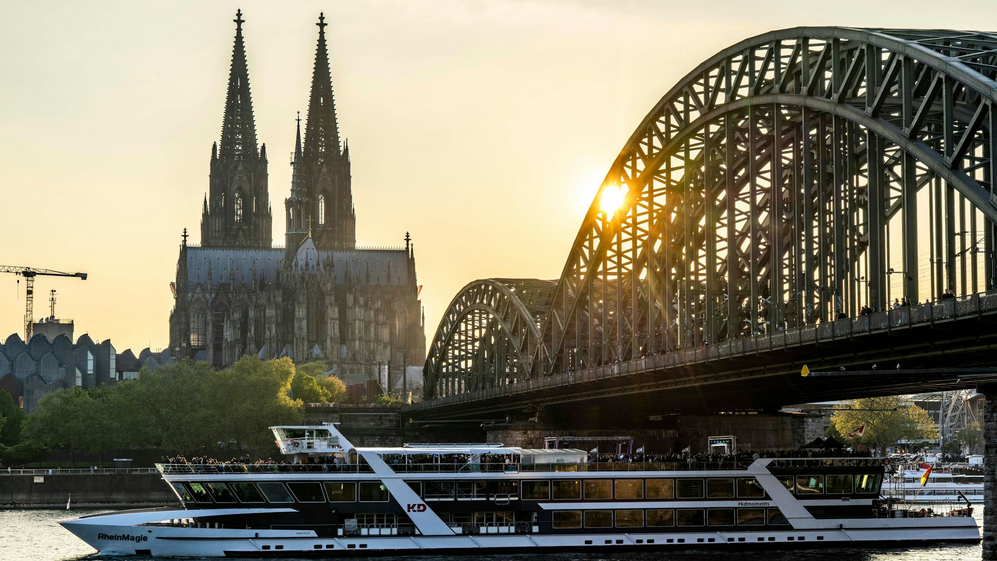 Blick auf den Kölner Dom und die Hohenzollern Eisenbahnbrücke über dem Rhein in Köln.