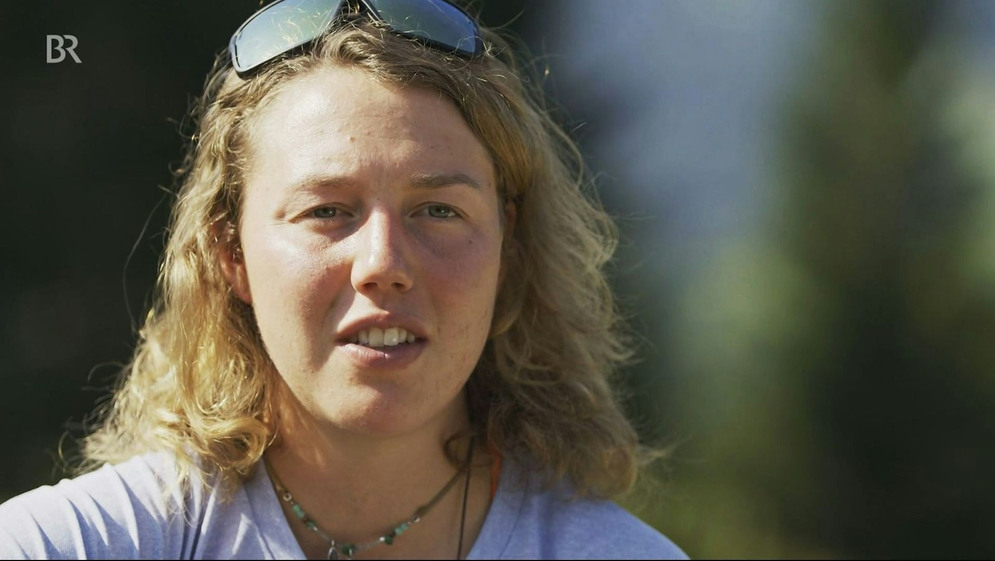 „Man muss sich zu 100 Prozent sicher sein, was man da macht, und die Risiken und Konsequenzen wissen“, sagt Laura Dahlmeier im BR-Film „Gratwanderung“. (Bild: BR)