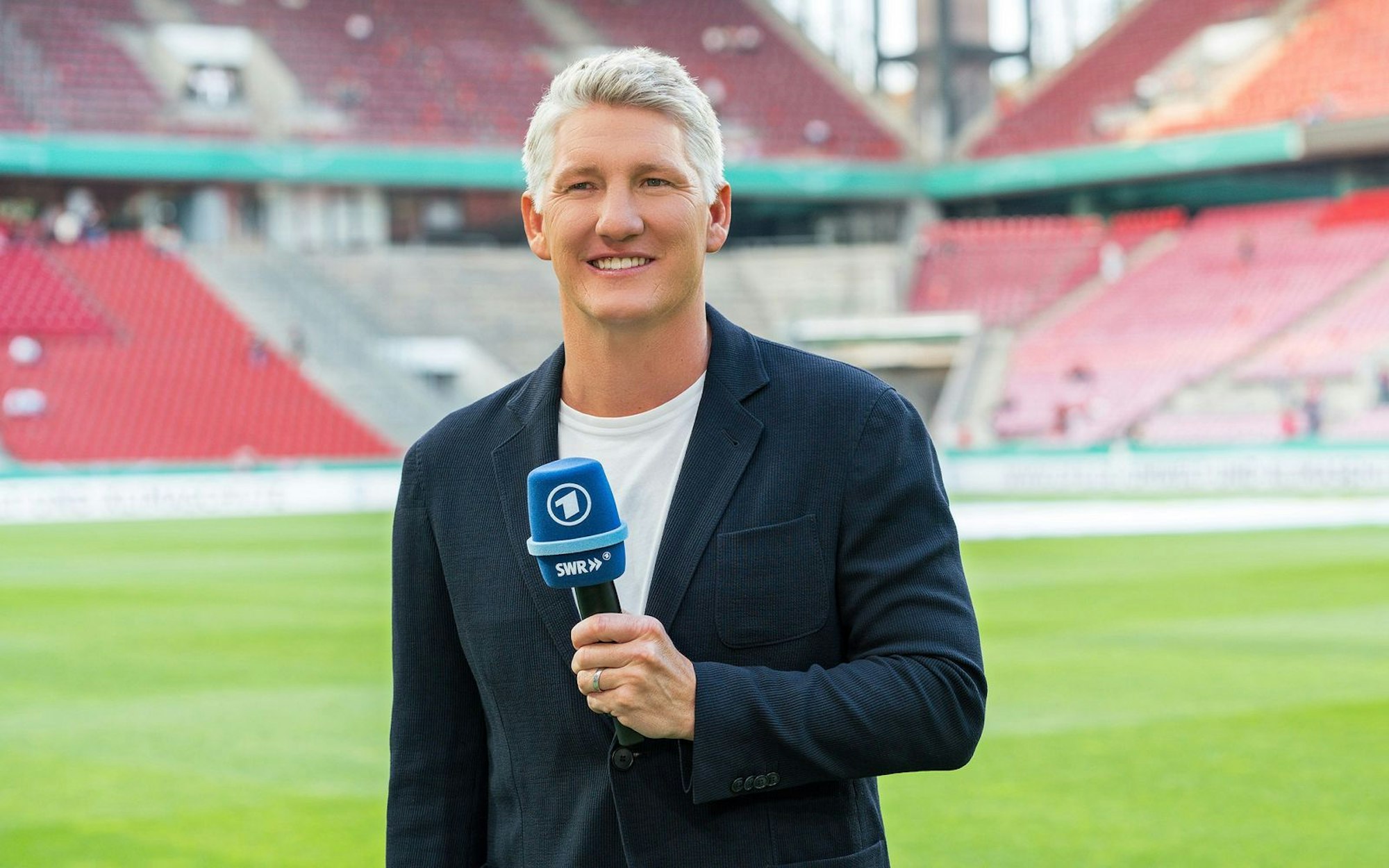 Bastian Schweinsteiger ergänzt das „Sportschau“-Team der ARD weiterhin als Experte und ist auch beim Erstrunden-Duell im DFB-Pokal zwischen Rot-Weiss Essen und Borussia Dortmund (18. August) im Einsatz. (Bild: SWR/Christian Koch)