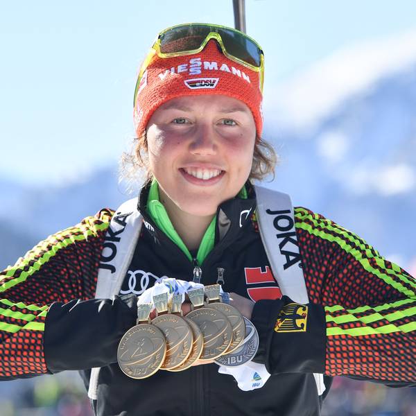 ARCHIV - 18.02.2017, Österreich, Hochfilzen: Biathlon\ Weltmeisterschaft, Massenstart, Damen am 19.02.2017 in Hochfilzen (Österreich). Laura Dahlmeier aus Deutschland zeigt ihre Medaillen. (zu dpa: «Ein Leben am Limit: Laura Dahlmeier stirbt bei Bergunglück») Foto: Martin Schutt/dpa-Zentralbild/dpa +++ dpa-Bildfunk +++
