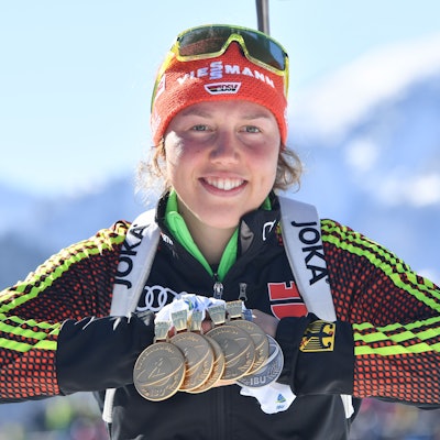 ARCHIV - 18.02.2017, Österreich, Hochfilzen: Biathlon\ Weltmeisterschaft, Massenstart, Damen am 19.02.2017 in Hochfilzen (Österreich). Laura Dahlmeier aus Deutschland zeigt ihre Medaillen. (zu dpa: «Ein Leben am Limit: Laura Dahlmeier stirbt bei Bergunglück») Foto: Martin Schutt/dpa-Zentralbild/dpa +++ dpa-Bildfunk +++