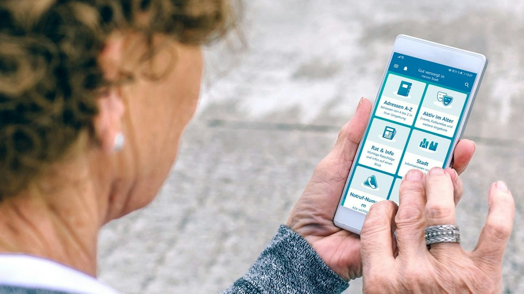 Ältere Frau mit Smartphone