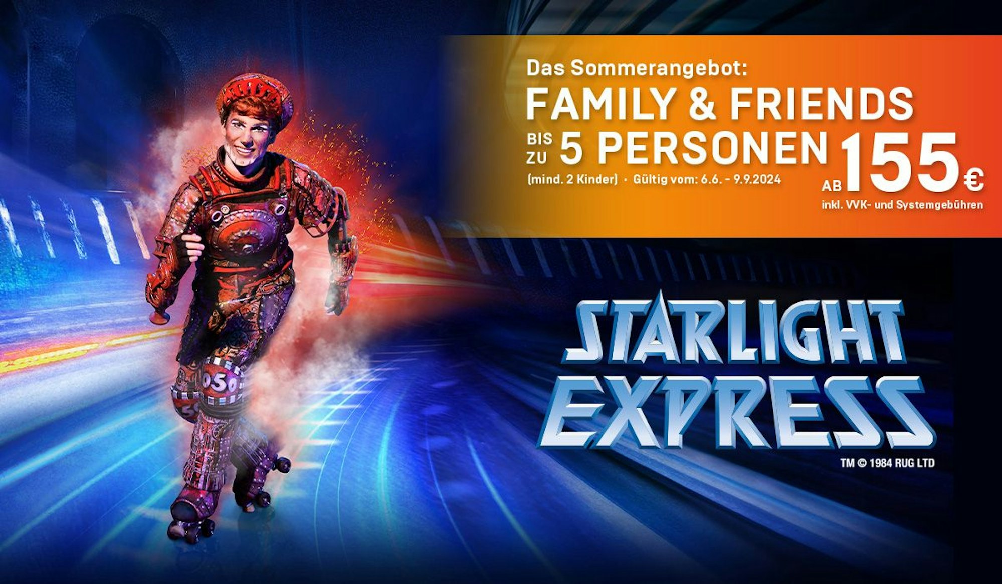 Ein STARLIGHT EXPRESS Darsteller in einem detailreichen, roten Rollschuhkostüm, der dynamisch in Bewegung über die Bühne gleitet. Rechts daneben prangt das offizielle Logo des Musicals vor einem futuristischen Bühnenhintergrund.