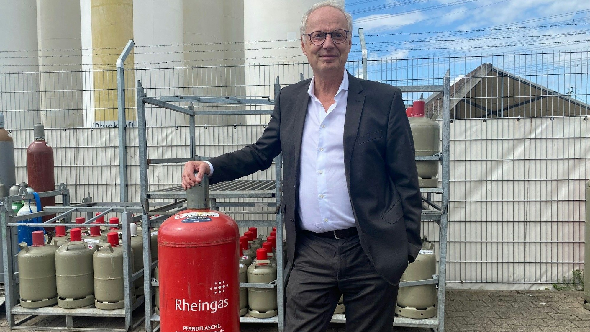 Zu sehen ist Geschäftsführer Uwe Thomsen, der sich auf eine Gasflasche abstützt.
