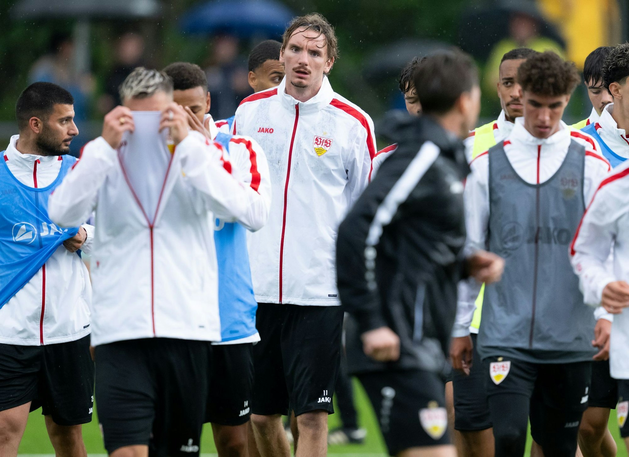 Trainiert mit den VfB-Kollegen aktuell am Tegernsee: Nick Woltemade (M.).