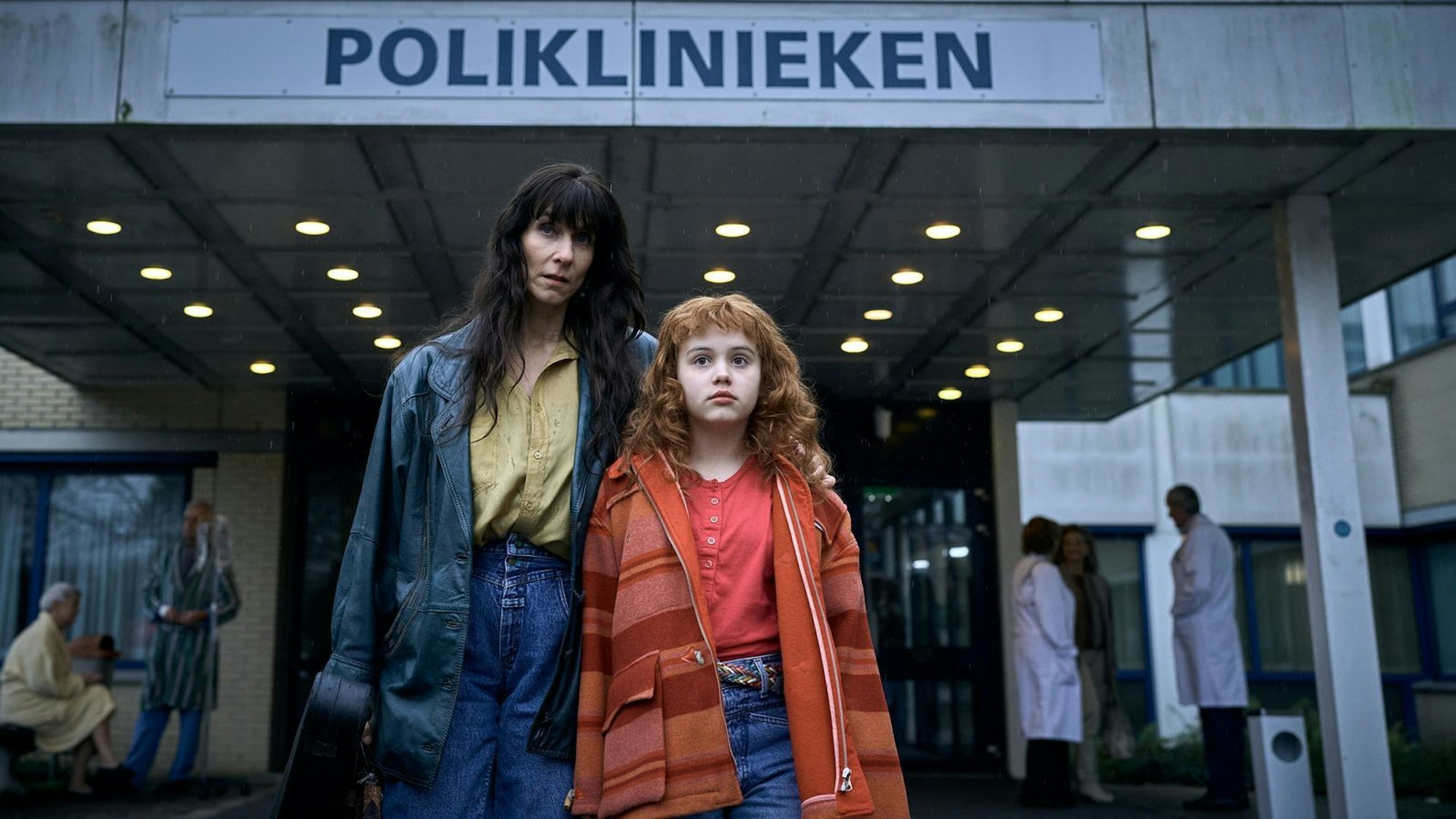 Schon mit zwölf Jahren führt Emma (jung: Loet Janssen) kein normales Leben mehr. Sie erhält eine schwere Krebsdiagnose. Sie und ihre Mutter, die alleinerziehende Marijke (Caya de Groot) verlassen geschockt die Klinik, nachdem sie erfahren haben, wie es um Emma steht. (Bild: © ZDF/Mark de Blok)