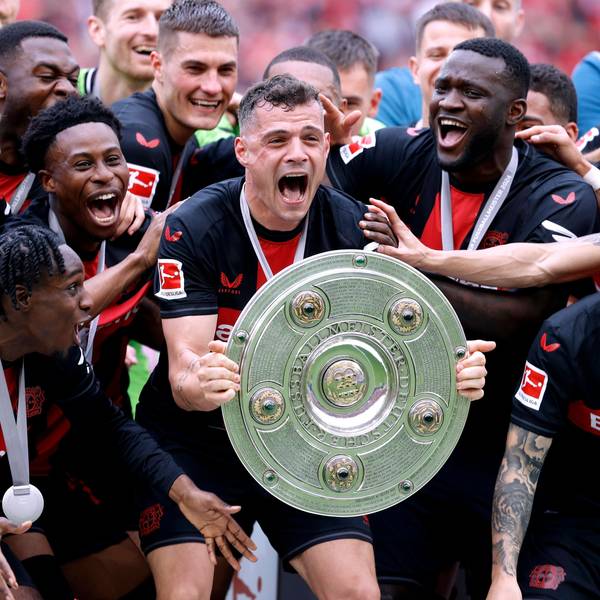 2024: Granit Xhaka im Trikot von Bayer Leverkusen mit der Meisterschale