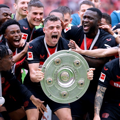 2024: Granit Xhaka im Trikot von Bayer Leverkusen mit der Meisterschale