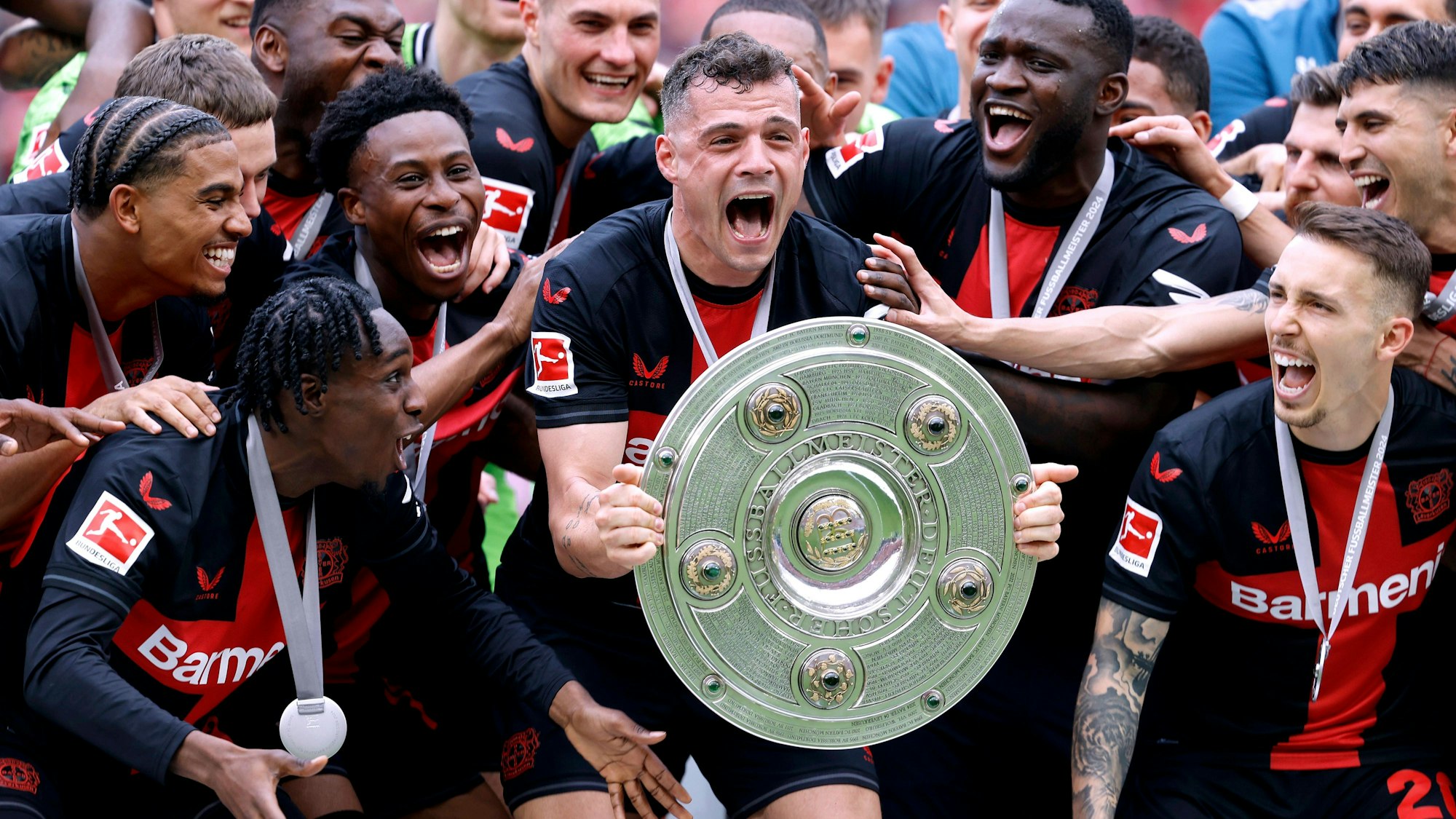 2024: Granit Xhaka im Trikot von Bayer Leverkusen mit der Meisterschale