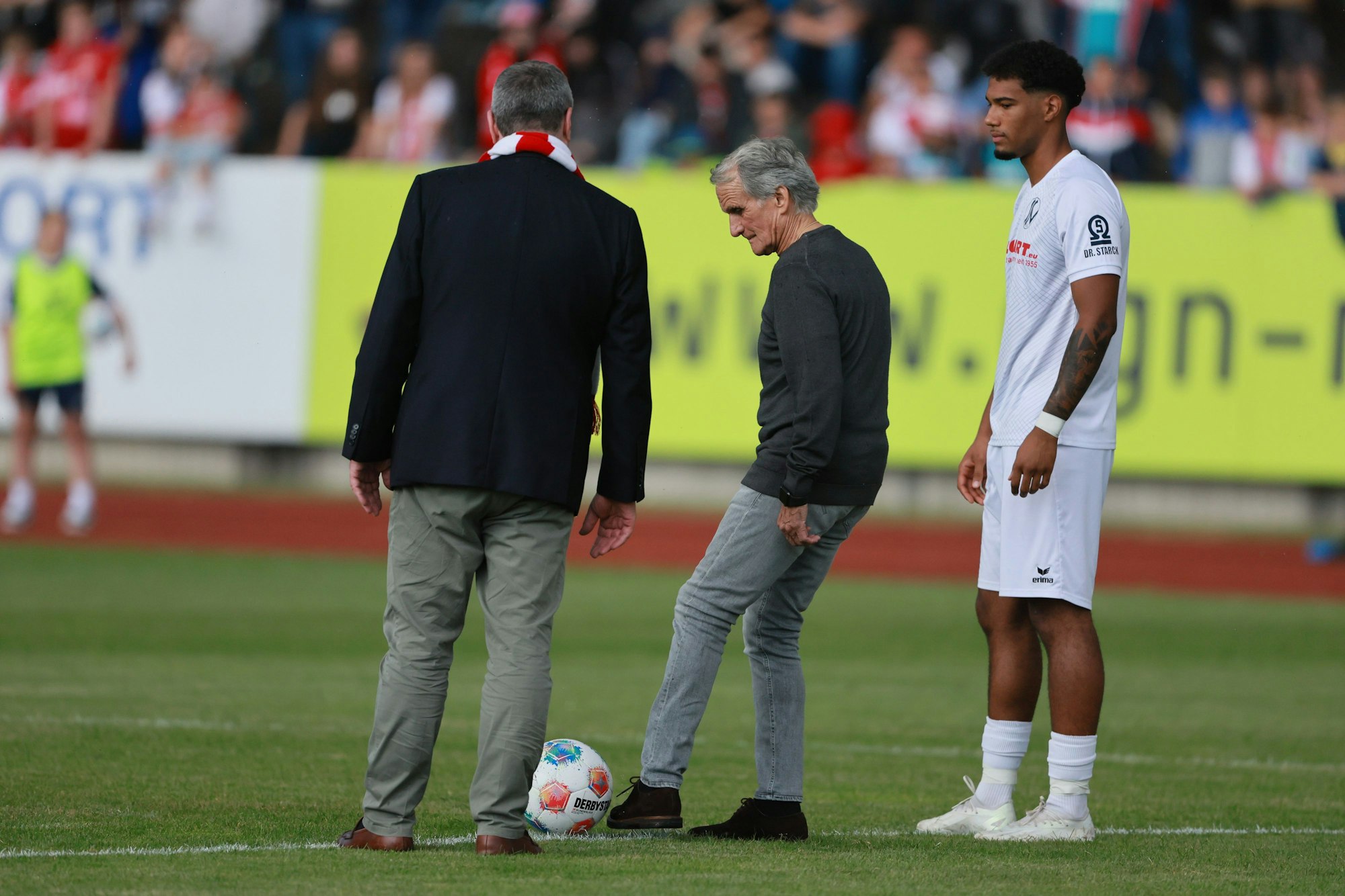 FC-Legende Wolfgang Overath und Präsident Werner Wolf beim symbolischen Anstoß