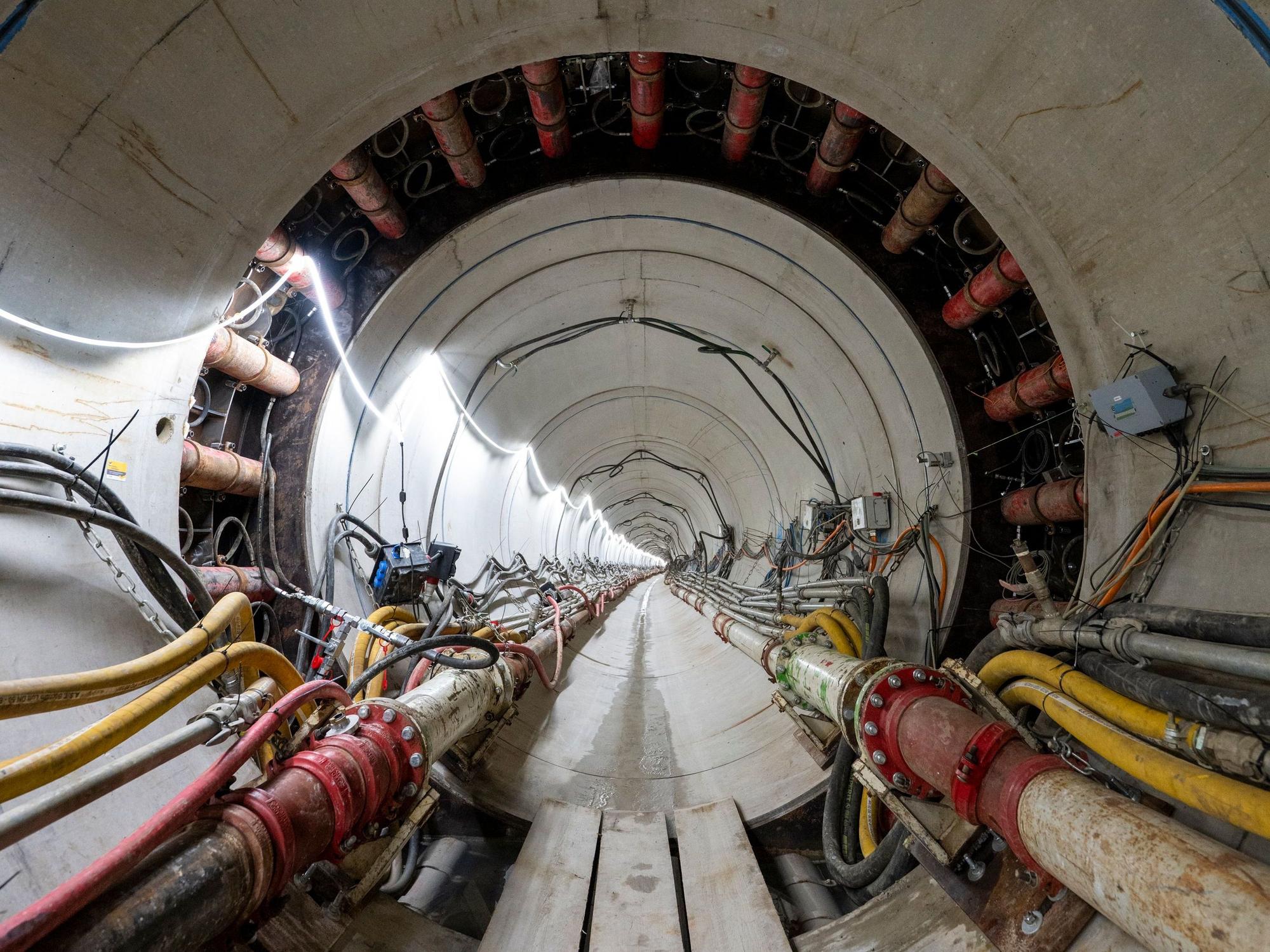 29.07.2025, Köln: Durch den neuen Tunnel unter dem Rhein soll künftig Abwasser fließen. Die Stadtentwässerungsbetriebe bauen einen neuen Rheindüker zwischen Stammheim und Niehl. Foto: Uwe Weiser