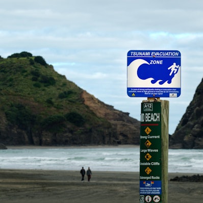 Ein Tsunami-Evakuierungsschild im neuseeländischen Piha.