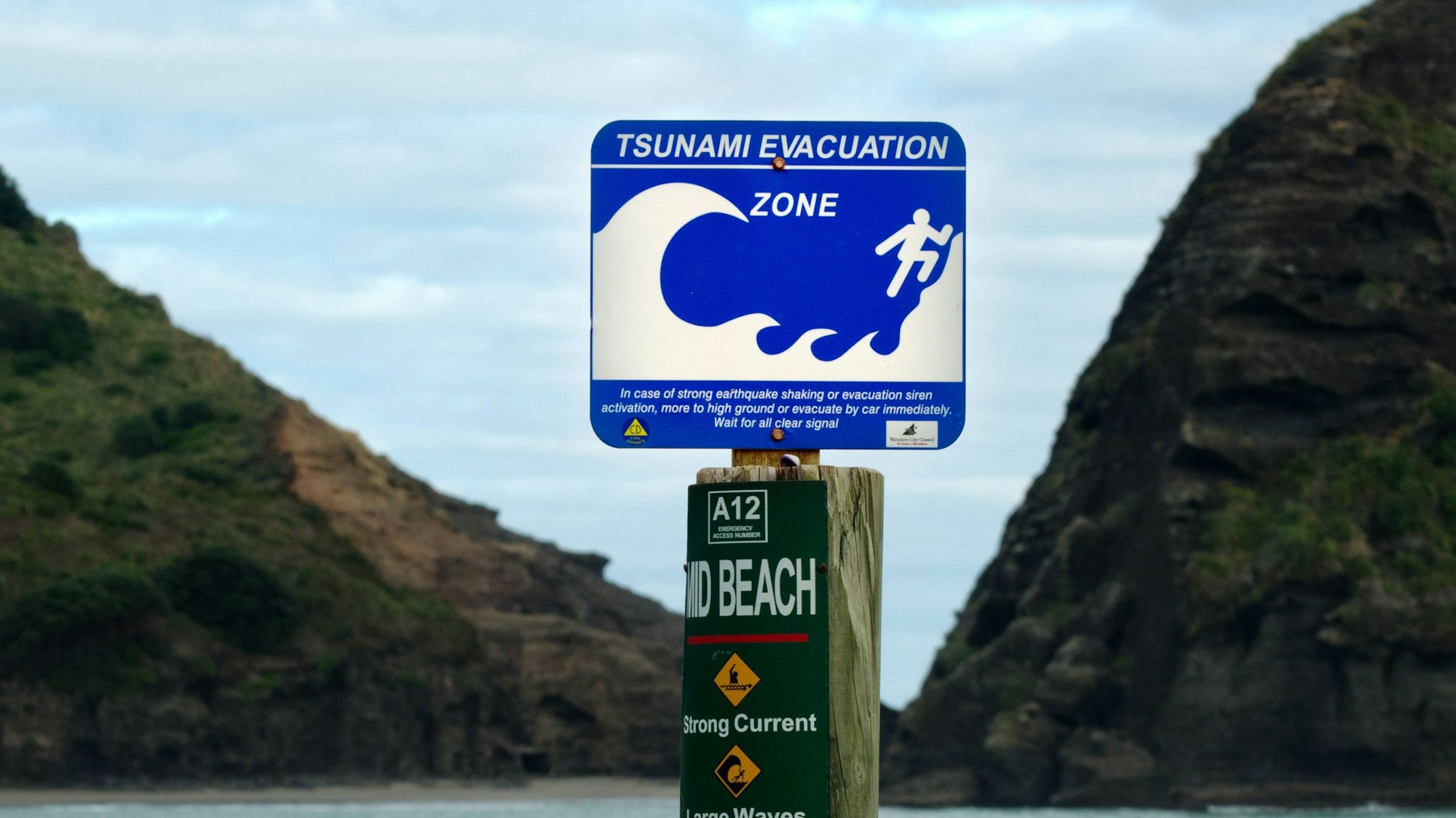 Ein Tsunami-Evakuierungsschild im neuseeländischen Piha.