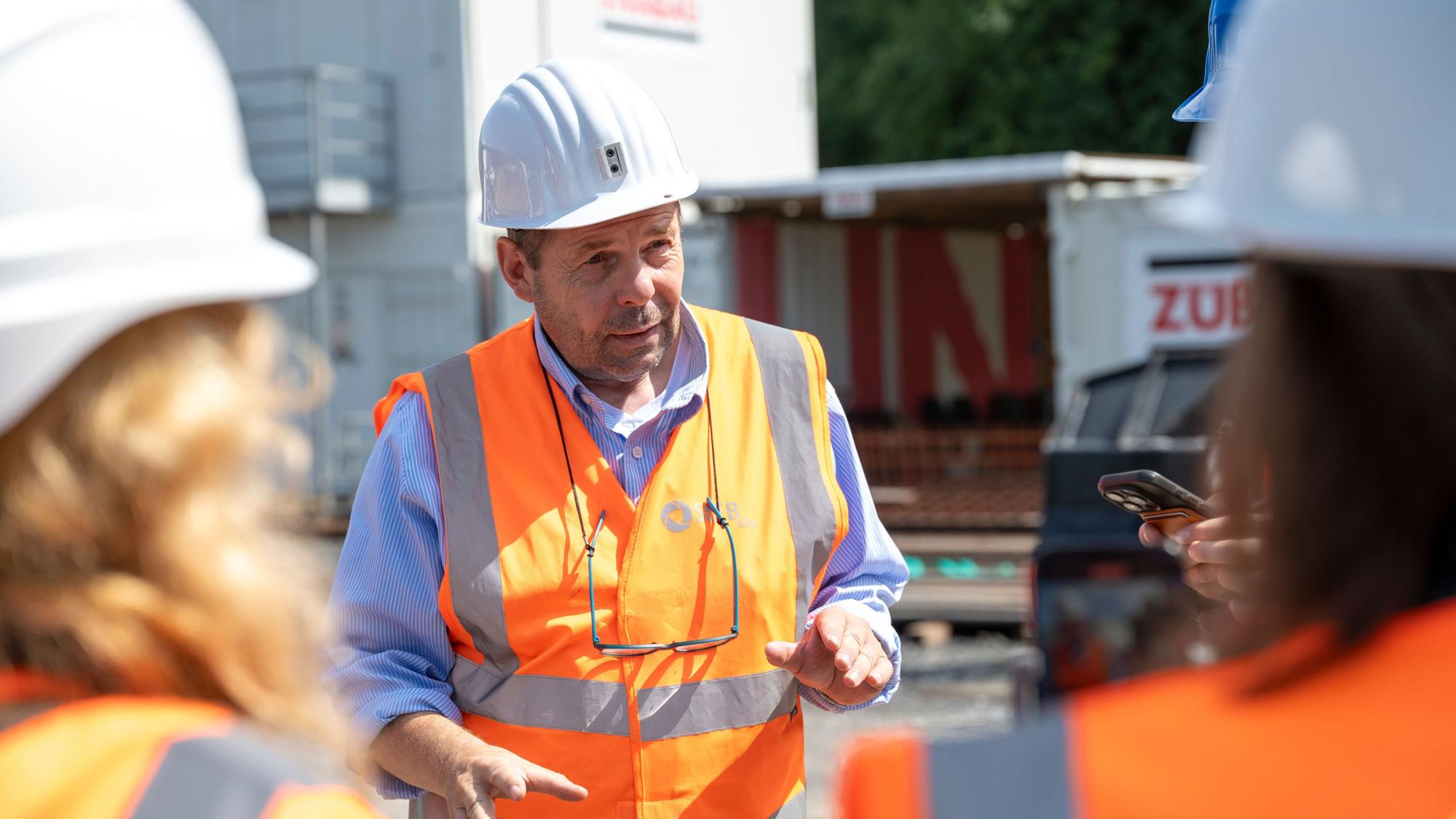 29.07.2025, Köln: Christian Kunze ist der Projektleiter. Durch den neuen Tunnel unter dem Rhein soll künftig Abwasser fließen. Die Stadtentwässerungsbetriebe bauen einen neuen Rheindüker zwischen Stammheim und Niehl. Foto: Uwe Weiser