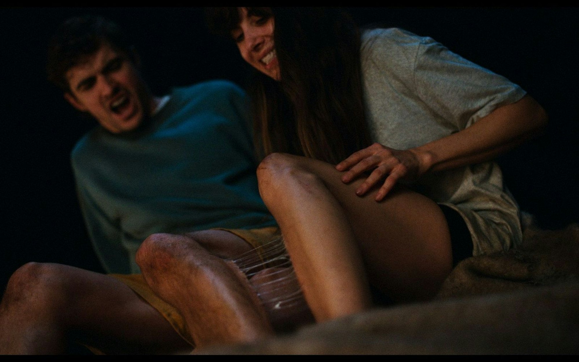 Millie (Alison Brie) und Tim (Dave Franco) haben in „Together - Unzertrennlich“ sehr spezielle Beziehungsprobleme. (Bild: Leonine)