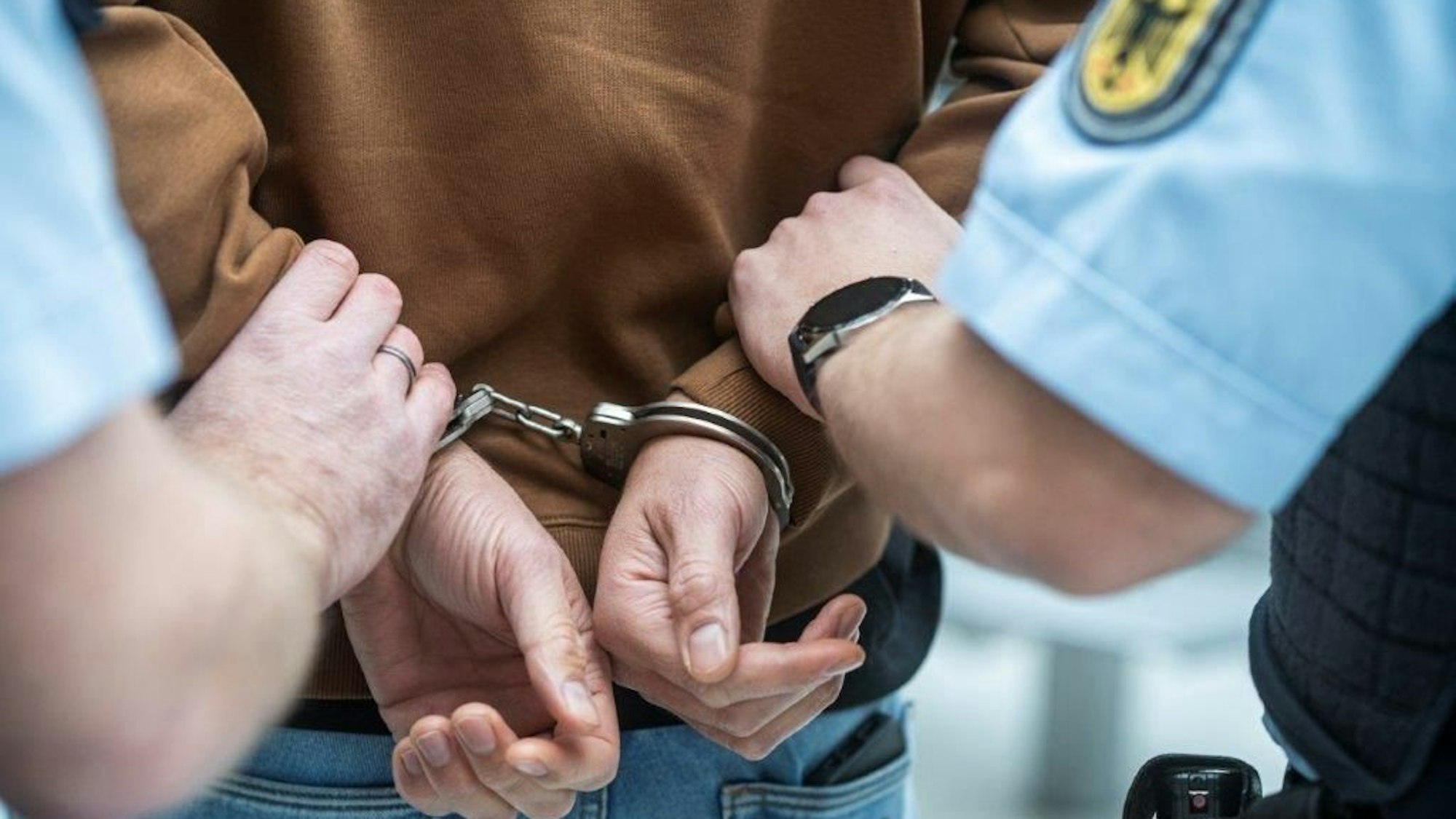 Ein Beamter der Bundespolizei am Flughafen Köln Bonn. (Symbolbild)