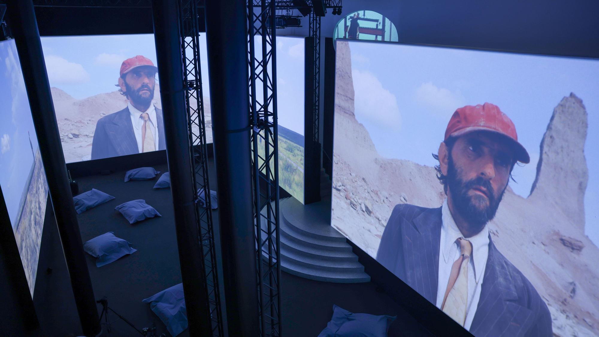 Ausschnitte aus dem Film „Paris, Texas“ sind auf Leinwänden zu sehen. Die Ausstellung "W.I.M. Die Kunst des Sehens" zum 80. Geburtstag des Filmregisseurs Wim Wenders ist in der Bundeskunsthalle zu sehen.