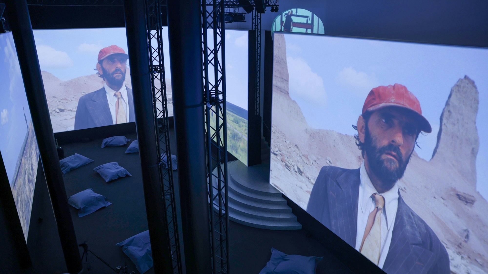 Ausschnitte aus dem Film „Paris, Texas“ sind auf Leinwänden zu sehen. Die Ausstellung "W.I.M. Die Kunst des Sehens" zum 80. Geburtstag des Filmregisseurs Wim Wenders ist in der Bundeskunsthalle zu sehen.