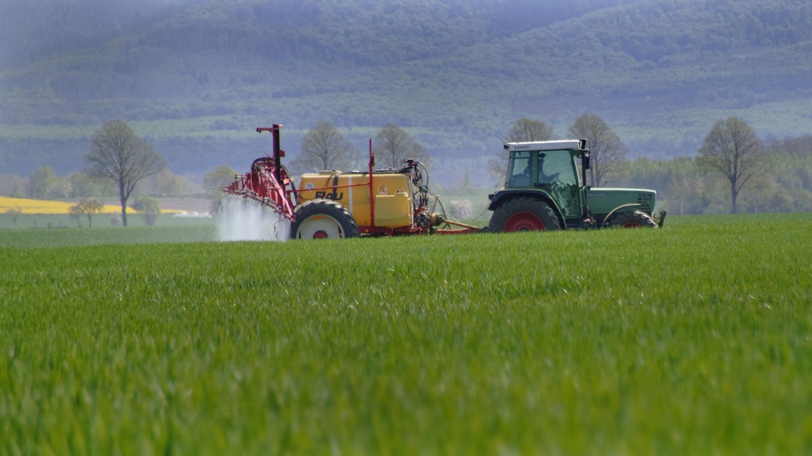 Auf einem Acker in Goeddeckenrode im Landkreis Harz am Nordharz im Bundesland Sachsen-Anhalt bringt ein Landwirt mit Hilfe einer Ackerspritze Pflanzenschutz gegen Schaedlinge auf Winterweizen aus. Pflanzenschutz wird auf Winterweizen ausgebracht.