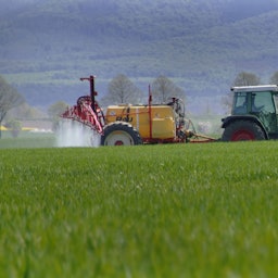 Auf einem Acker in Goeddeckenrode im Landkreis Harz am Nordharz im Bundesland Sachsen-Anhalt bringt ein Landwirt mit Hilfe einer Ackerspritze Pflanzenschutz gegen Schaedlinge auf Winterweizen aus. Pflanzenschutz wird auf Winterweizen ausgebracht.