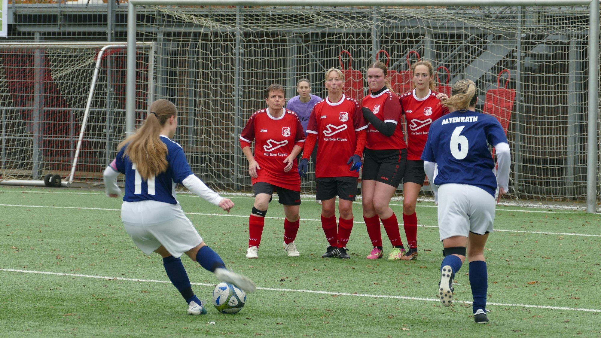 Frauen kämpfen im Fußball im Rhein-Sieg-Kreis nicht nur um Punkte, sondern auch um Mitspielerinnen.
